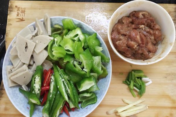 青椒面筋炒肉片的做法图解2