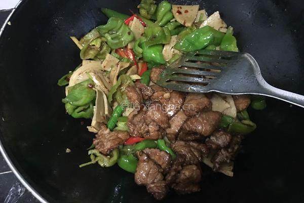 青椒面筋炒肉片的做法图解5