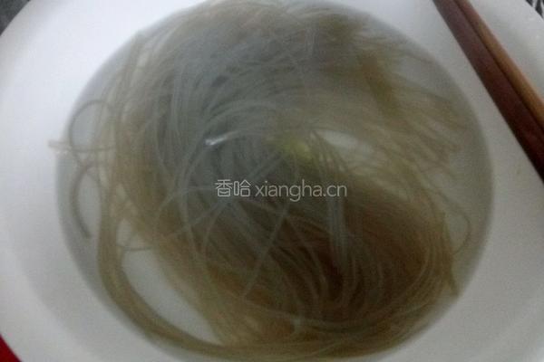 卷心菜粉丝汤的做法图解1