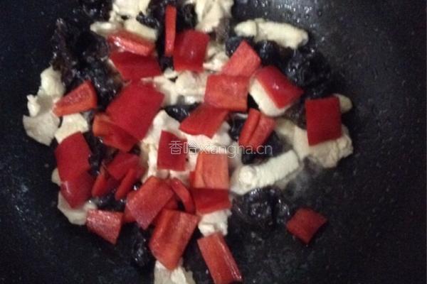 彩椒木耳炒鸡肉的做法图解6