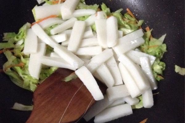卷心菜炒年糕的做法图解6