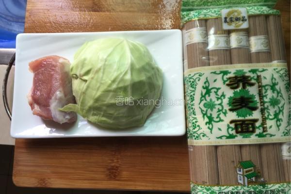 卷心菜炒荞麦面的做法图解1