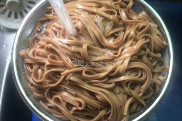 卷心菜炒荞麦面的做法图解5