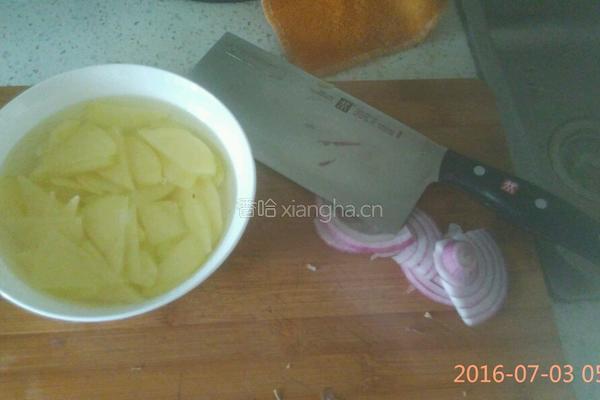 老黄瓜炒土豆片的做法图解2
