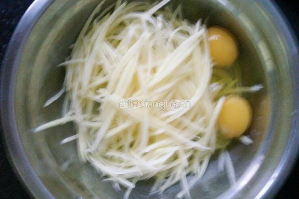 红肠土豆丝鸡蛋饼的做法图解2