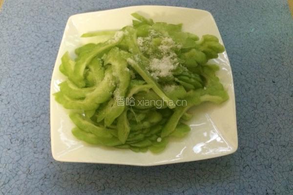 苦瓜炒鸡蛋的做法图解3