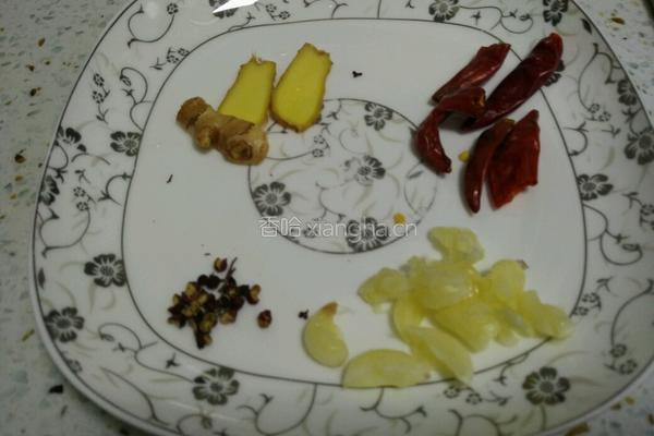 炝炒卷心菜的做法图解2
