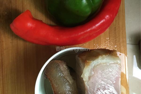 彩椒炒腊肉的做法图解1