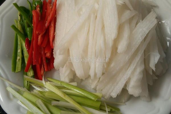麻辣白萝卜丝的做法图解1