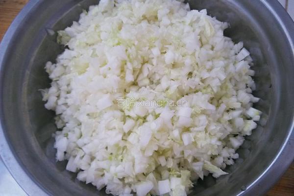 白菜猪肉蒸饺的做法图解2