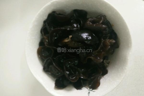 黄瓜炒木耳的做法图解1