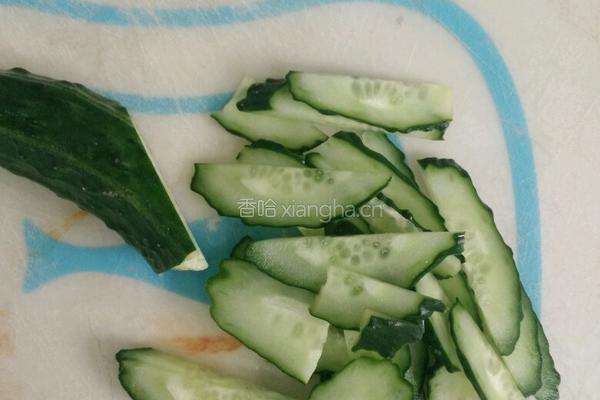黄瓜炒木耳的做法图解2