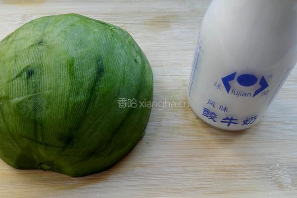 酸奶香瓜汁的做法图解1
