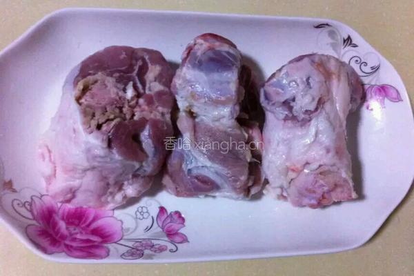 白萝卜炖筒子骨的做法图解1