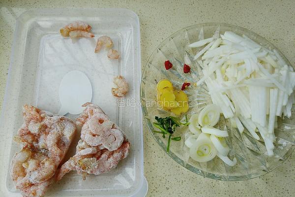 萝卜丝鲜虾鸡蛋面的做法图解1