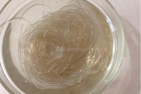 卷心菜炒粉丝的做法图解1