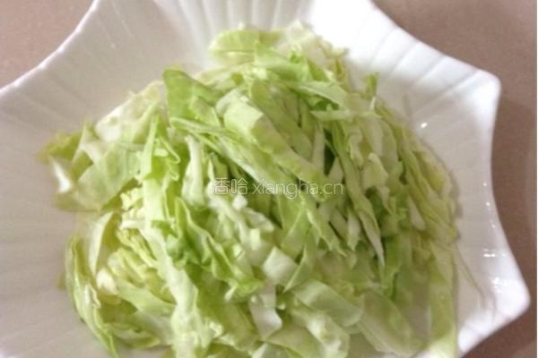 卷心菜炒粉丝的做法图解2