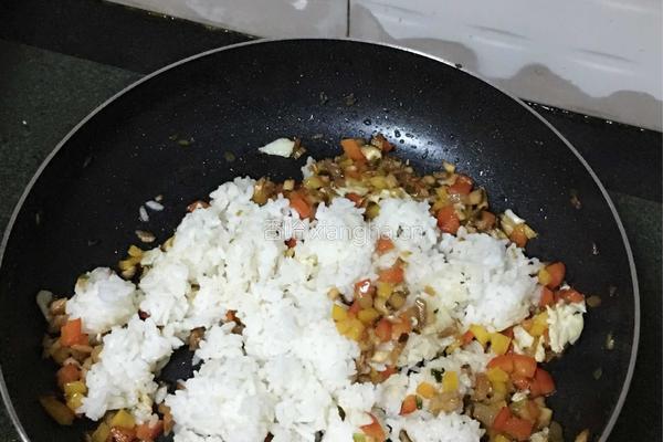 彩椒咸肉香菇炒饭的做法图解5