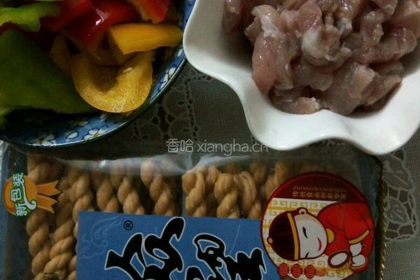 彩椒麻花肉片的做法图解1
