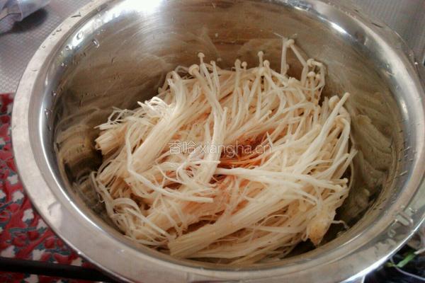 培根炒金针菇的做法图解1