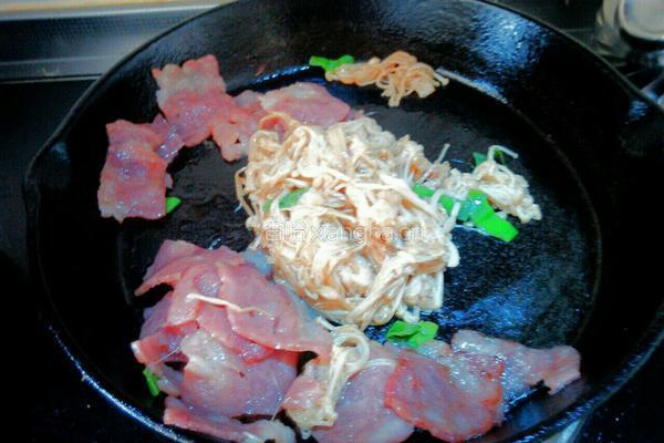 培根炒金针菇的做法图解4