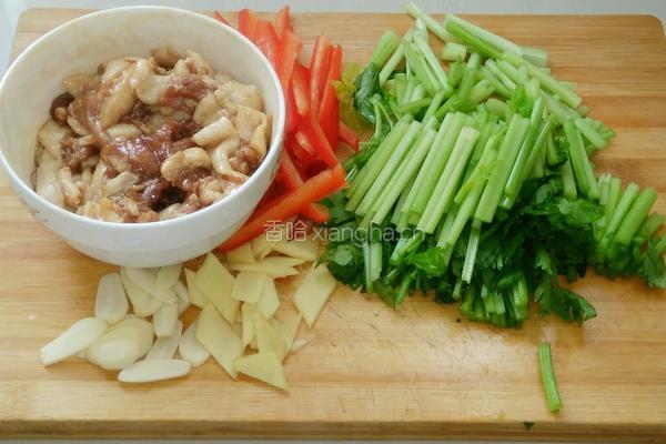 彩椒芹菜炒肉的做法图解1