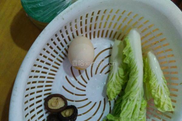 蛋皮香菇白菜清汤的做法图解1