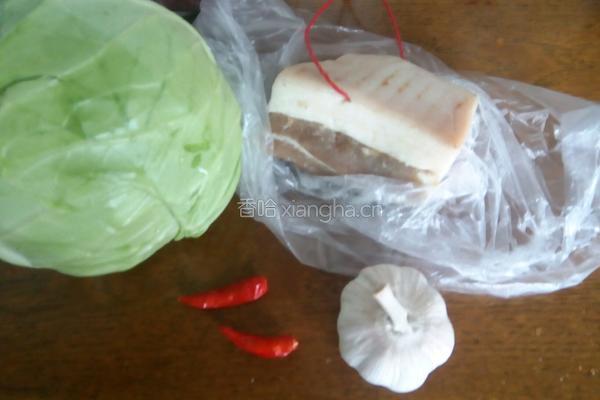 咸肉干锅卷心菜的做法图解1