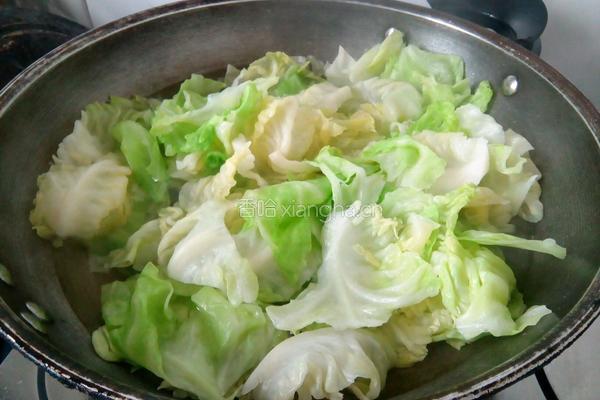 咸肉干锅卷心菜的做法图解3