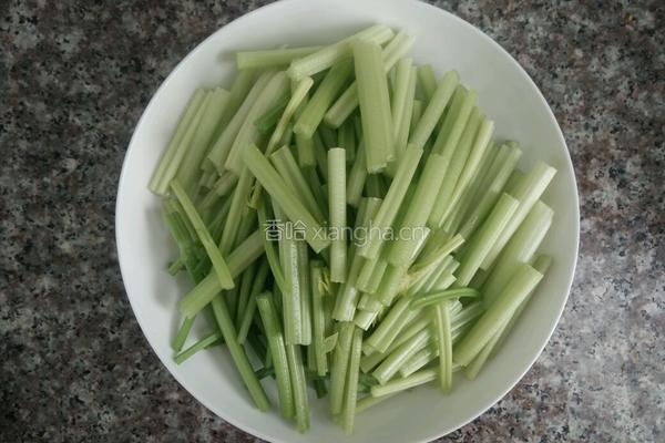 芹菜炒肉的做法图解1