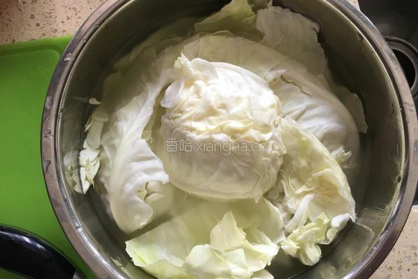 卷心菜炖血豆腐的做法图解1