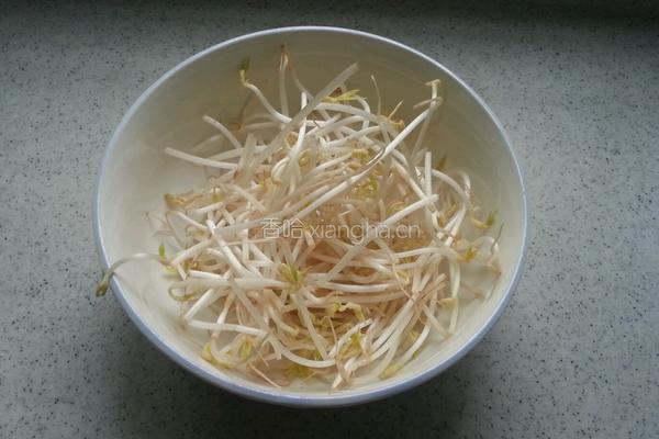 绿豆芽炒面的做法图解1