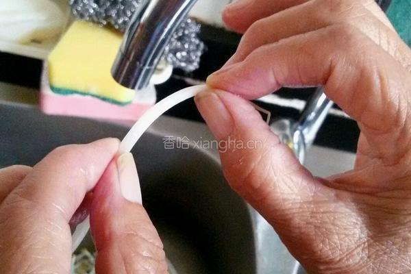 绿豆芽炒蛋皮的做法图解1