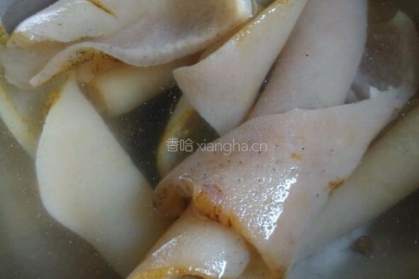 泡菜炒猪皮的做法图解3