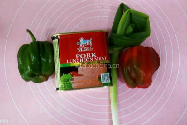 彩椒炒午餐肉的做法图解1