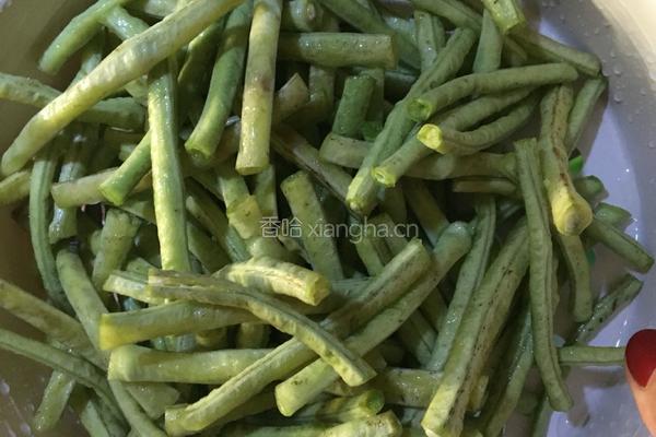 豆角炒肉的做法图解1