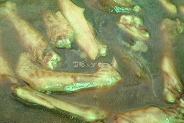 蒜苔炒卤猪耳的做法图解1