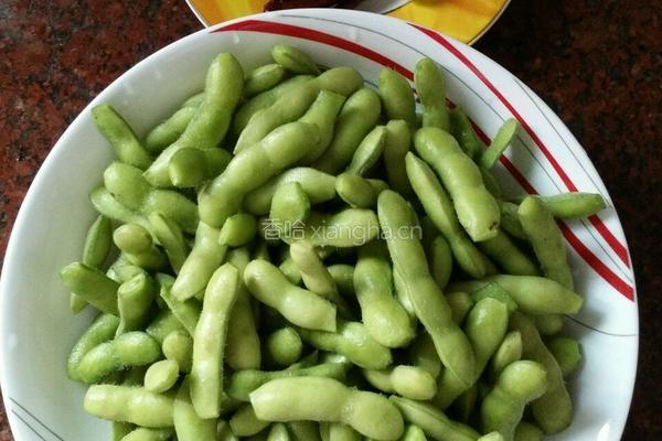 焖毛豆的做法图解1