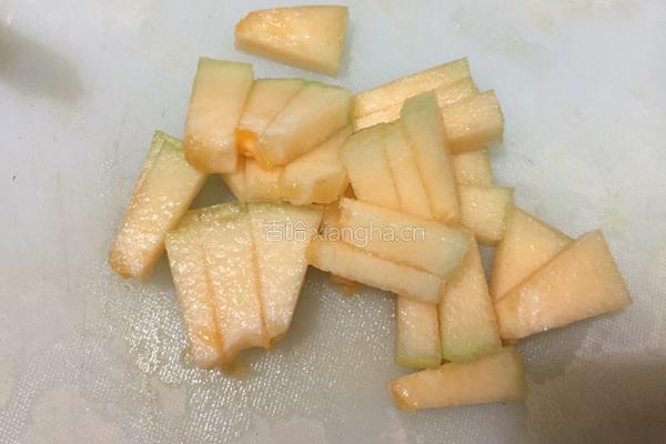 哈密瓜酸奶冰棒的做法图解2