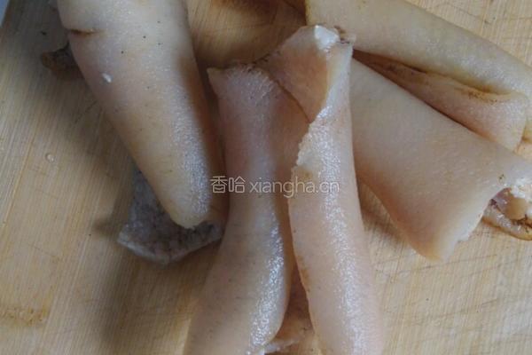 泡菜炒猪皮的做法图解1
