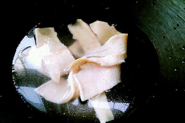 双椒炒肉皮的做法图解1