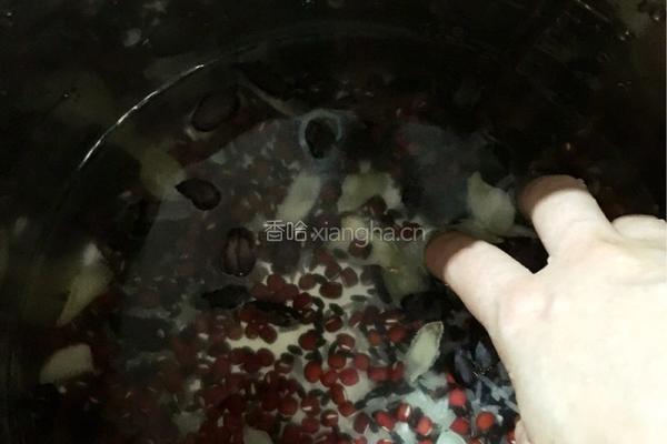 红豆黑米粥的做法图解2