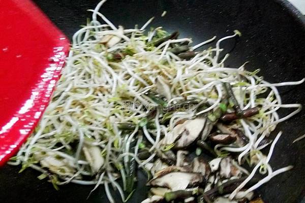  香菇绿豆芽的做法图解6