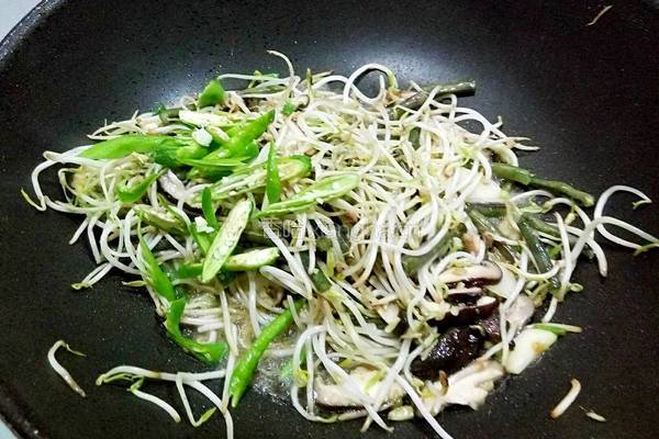  香菇绿豆芽的做法图解7