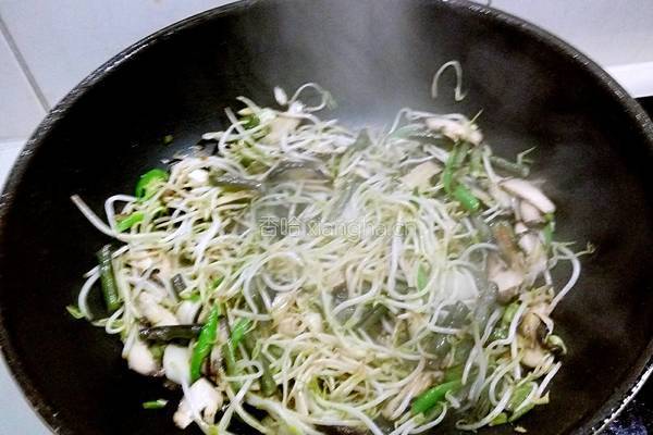  香菇绿豆芽的做法图解8