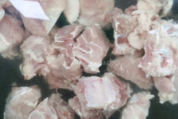 香菇山药排骨汤的做法图解1