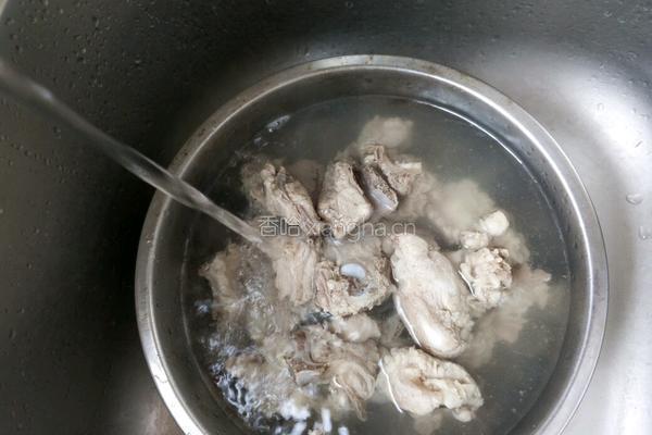 香菇山药排骨汤的做法图解2