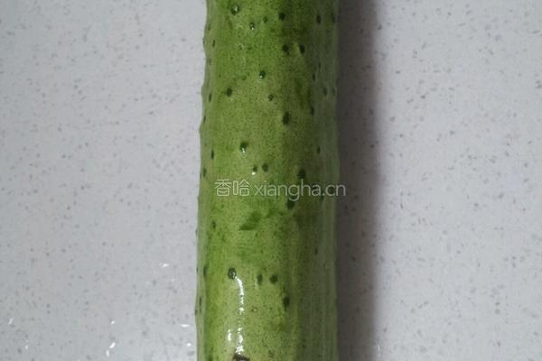 麻酱黄瓜的做法图解1
