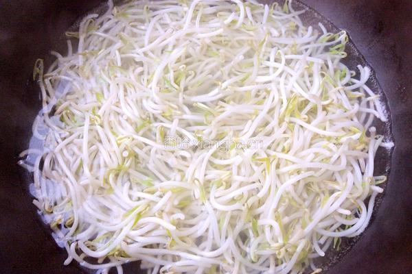 凉拌绿豆芽的做法图解3