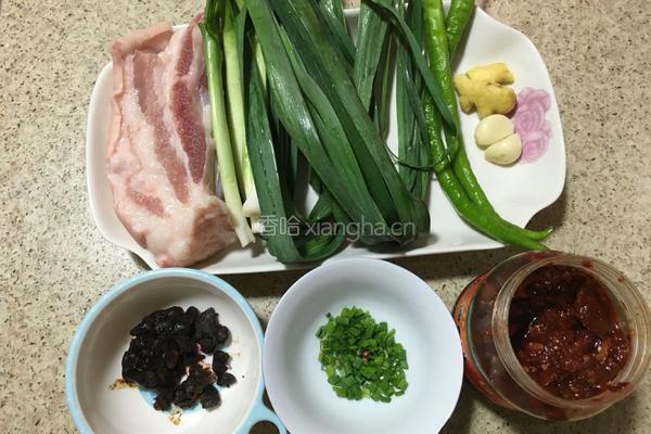 蒜苗回锅肉的做法图解1